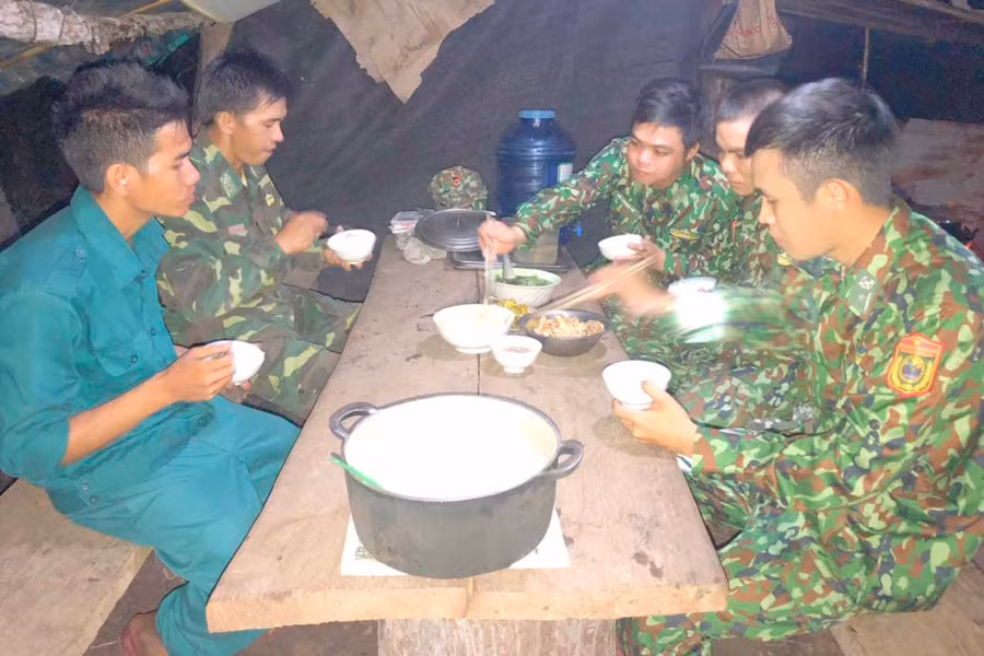  Nơi ăn ở của cán bộ, chiến sĩ trên chốt kiểm soát phòng-chống dịch Covid-19 ở suối Đen (Đồn Biên phòng Ia Lốp) còn nhiều thiếu thốn. Ảnh: Phương Dung