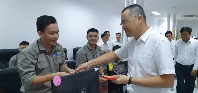 Ông Phạm Đại Dương thăm công nhân đang vận hành hầm đường bộ qua đèo Cả
