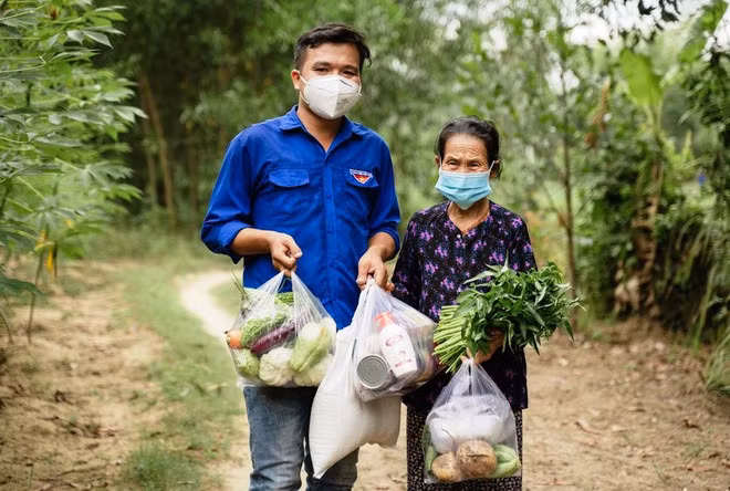 Để có những thực phẩm sạch gửi đến tận tay người dân, anh Phan Văn Đức đã lên mạng xã hội Facebook kêu gọi những mạnh thường quân giúp đỡ ẢNH: NAM THỊNH