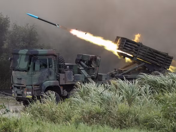 Hệ thống phóng rocket đa nòng Thunderbolt-2000 (Lôi Đình - 2000) được Đài Loan sử dụng trong cuộc tập trận quân sư Hán Quang, trong đó mô phỏng đối phó một cuộc xâm lược, ở Đài Trung, Đài Loan vào ngày 16-7-2020 - Ảnh: REUTERS