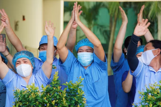 Các nhân viên y tế Bệnh viện Đà Nẵng xúc động trong thời khắc dỡ phong tỏa Ảnh: QUANG LUẬT