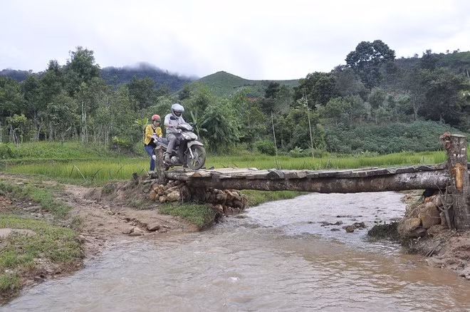 Nhiều cán bộ, giáo viên phải khổ sở vượt cả trăm ki lô mét về trung tâm huyện để rút được tiền lương ẢNH: ĐỨC NHẬT