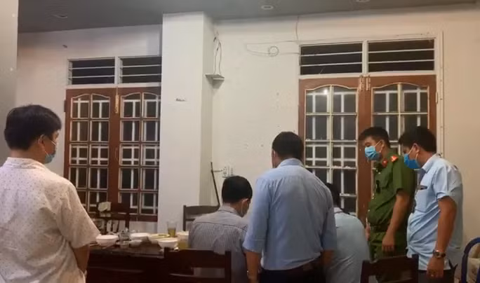 Lực lượng chức năng lập biên bản vi phạm quy định phòng chống dịch Covid-19
