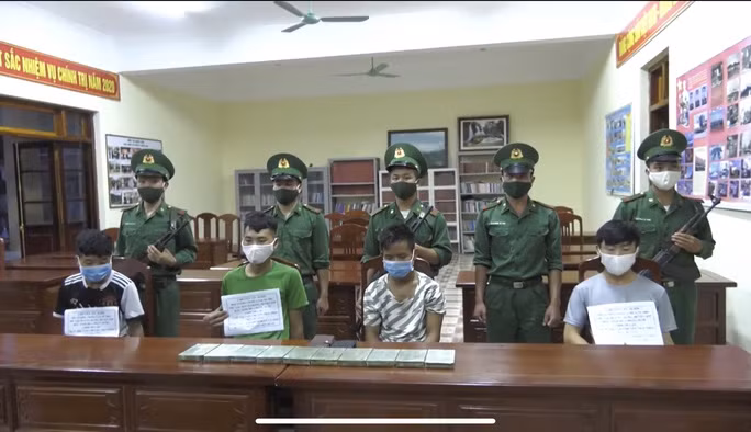 4 đối tượng bị bắt cùng tang vật
