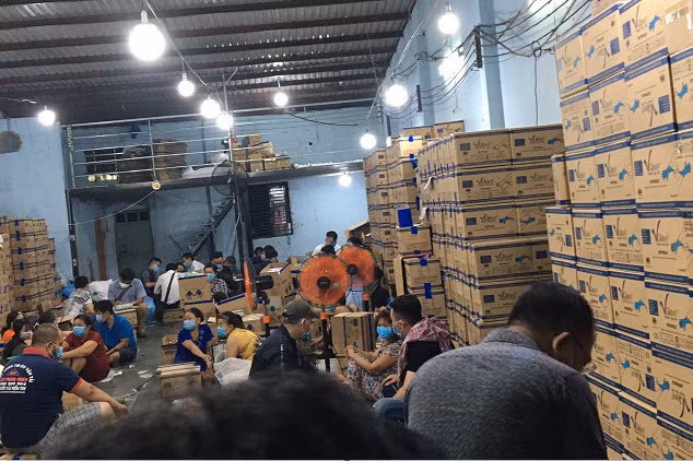 Bên trong cơ sở găng tay giả do bà Thạch Thị Hoa làm giám đốc