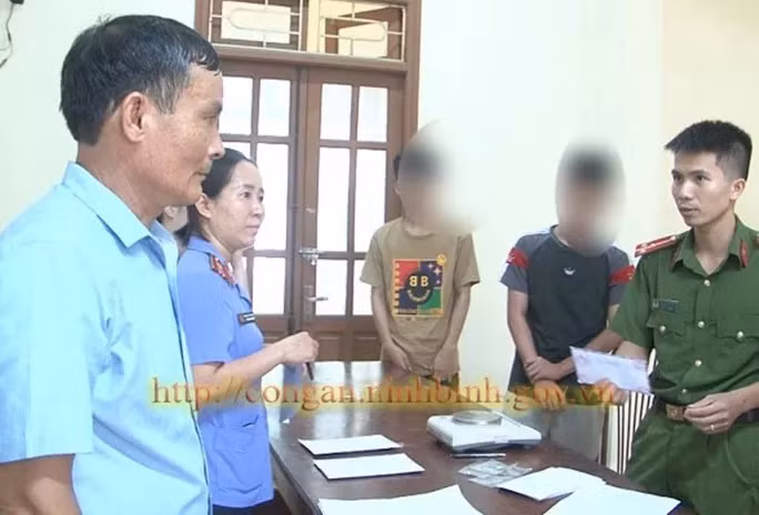 2 học sinh tại cơ quan công an - Ảnh: Công an Ninh Bình