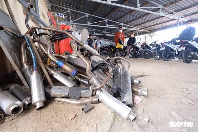 Pô độ bị tháo bỏ từ xe của quái xế - Ảnh: ĐỨC THỌ Pô độ bị tháo bỏ từ xe của quái xế - Ảnh: ĐỨC THỌ