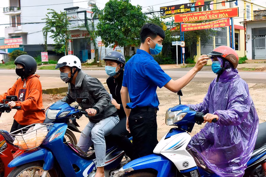 Kiểm tra thân nhiệt trước khi vào trường