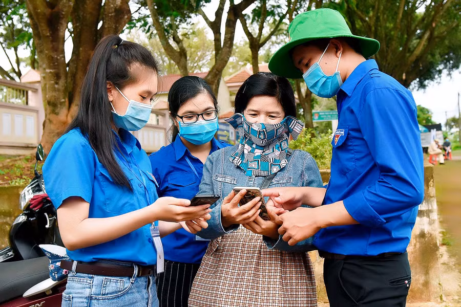 Bạn Lê Văn Sơn (sinh viên Trường Đại học Nông Lâm TP. Hồ Chí Minh phân hiệu Gia Lai tư vấn cho phụ huynh sử dụng phần mềm Bluezone để truy vết Covid.19.