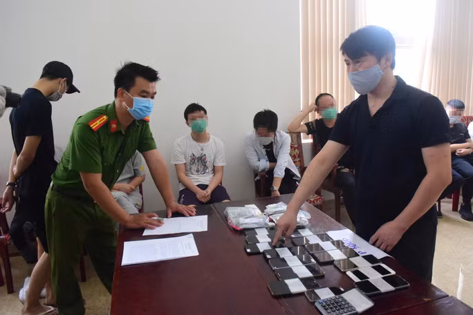 Công an làm việc với các đối tượng