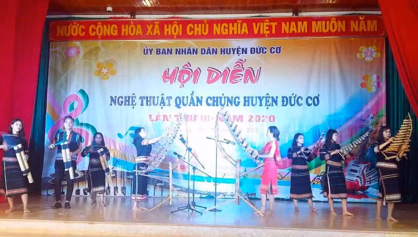  Một tiết mục hòa tấu nhạc cụ dân tộc tại hội diễn. Ảnh: Lê Xuân Hoan 