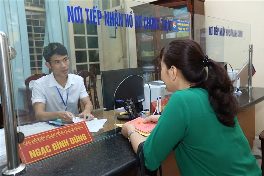  Rất nhiều thủ tục hành chính hiện nay bắt buộc phải có sổ hộ khẩu giấy. Ảnh: Hải Nguyễn