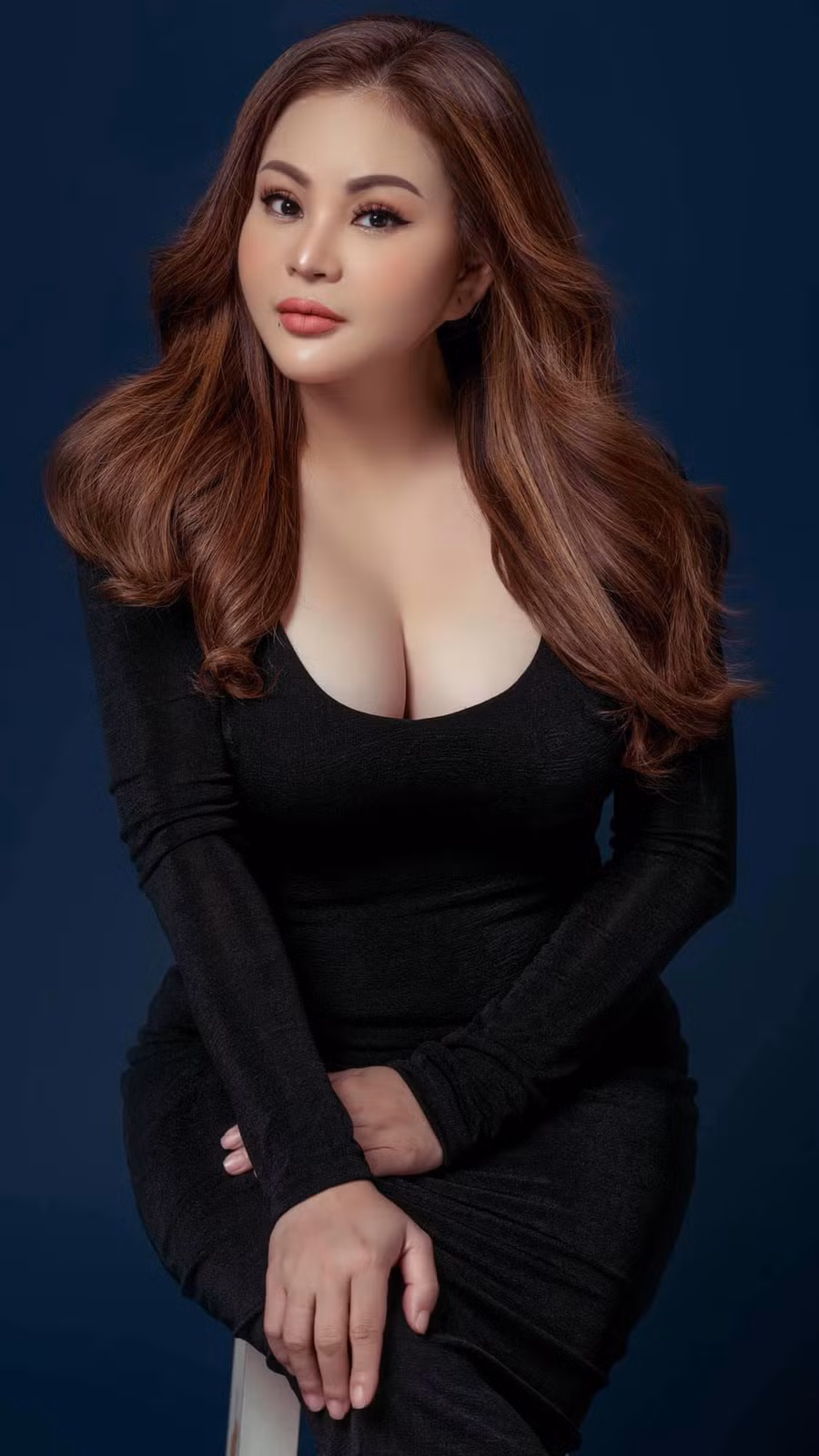 "Là phụ nữ hãy sống như một đóa hoa, không vì ai mà nở rộ, cũng chẳng vì ai mà lụi tàn", Lê Giang chia sẻ.