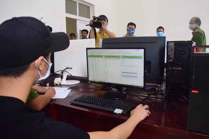  Nhóm đối tượng người Trung Quốc sử dụng máy tính bàn để hoạt động đánh bạc
