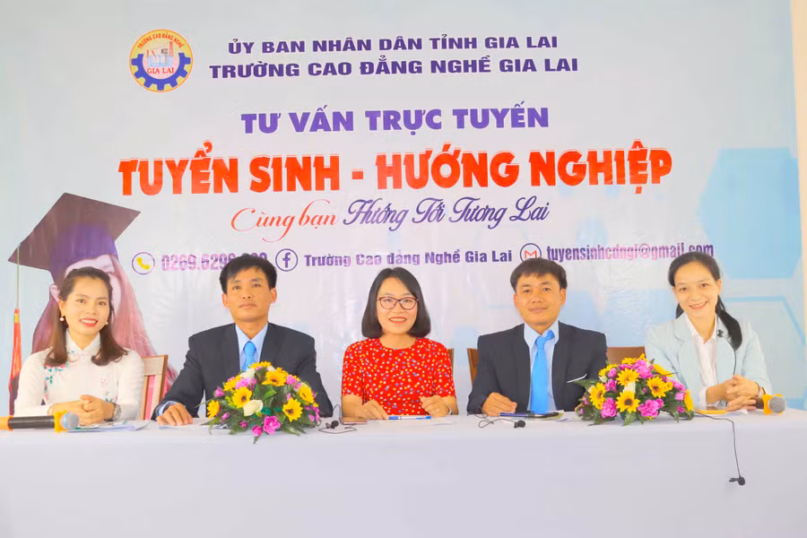 Cán bộ, giáo viên Trường Cao đẳng Nghề Gia Lai trong 1 buổi tư vấn trực truyến. Ảnh: Tạ Ngọc Điệp