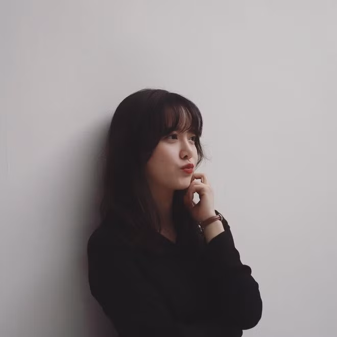Mỹ nhân nức tiếng xứ Hàn gần đây cũng chăm chỉ cập nhật cuộc sống hằng ngày trên trang cá nhân và nhận được phản hồi tích cực từ dân mạng. Nữ diễn viên tiết lộ: “Tôi muốn tạo ra nhiều tác phẩm nghệ thuật nhưng đang bận rộn với dự án âm nhạc mới, thứ giúp tôi không bị thụt lùi so với thời đại. Tôi sẽ sớm gặp lại người hâm mộ của mình sau khi phát hành sản phẩm này” ẢNH: INSTAGRAM NV