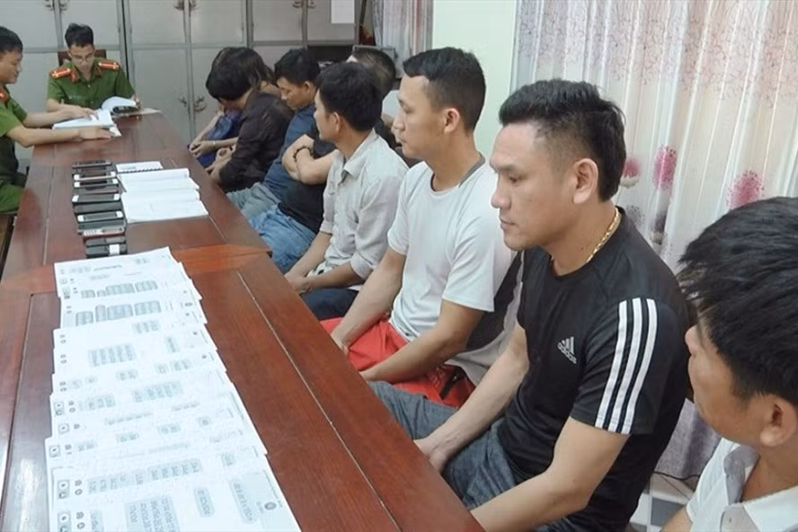 Các đối tượng ghi lô, đề bị bắt giữ. Ảnh: Ngọc Long. Các đối tượng ghi lô, đề bị bắt giữ. Ảnh: Ngọc Long.