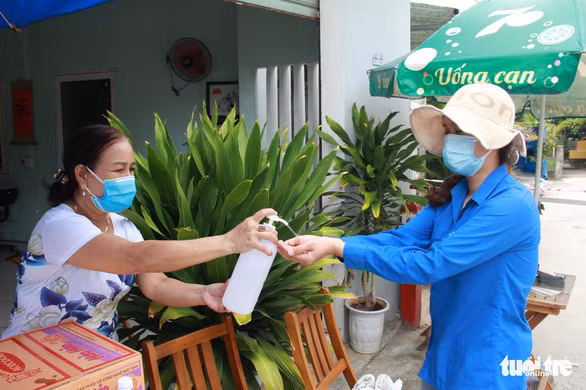 Người dân xã Hòa Tiến nhắc nhở nhau vệ sinh phòng dịch - Ảnh: TRƯỜNG TRUNG Người dân xã Hòa Tiến nhắc nhở nhau vệ sinh phòng dịch - Ảnh: TRƯỜNG TRUNG