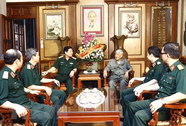 Đại tướng Ngô Xuân Lịch, Ủy viên Bộ Chính trị, Phó Bí thư Quân ủy Trung ương, Bộ trưởng Bộ Quốc phòng thăm nguyên Tổng Bí thư Lê Khả Phiêu, ngày 17/7/2017. (Ảnh: An Đăng/TTXVN)