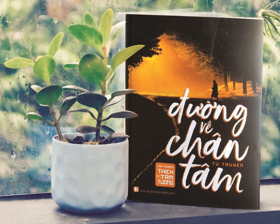 Tập tự truyện “Đường về chân tâm”. Ảnh: Bá Tuế 
