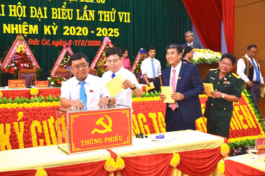Các đại biểu bỏ phiếu bầu Ban Chấp hành Đảng bộ huyện Đức Cơ nhiệm kỳ 2020-2025. Ảnh: L.N