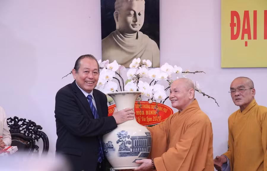  Phó Thủ tướng Thường trực Chính phủ Trương Hòa Bình tặng quà chúc mừng Hòa thượng Thích Thiện Nhơn, Chủ tịch Hội đồng Trị sự Giáo hội Phật giáo Việt Nam tại Văn phòng 2 Trung ương Giáo hội Phật giáo Việt Nam. (Ảnh: Xuân Khu-TTXVN)