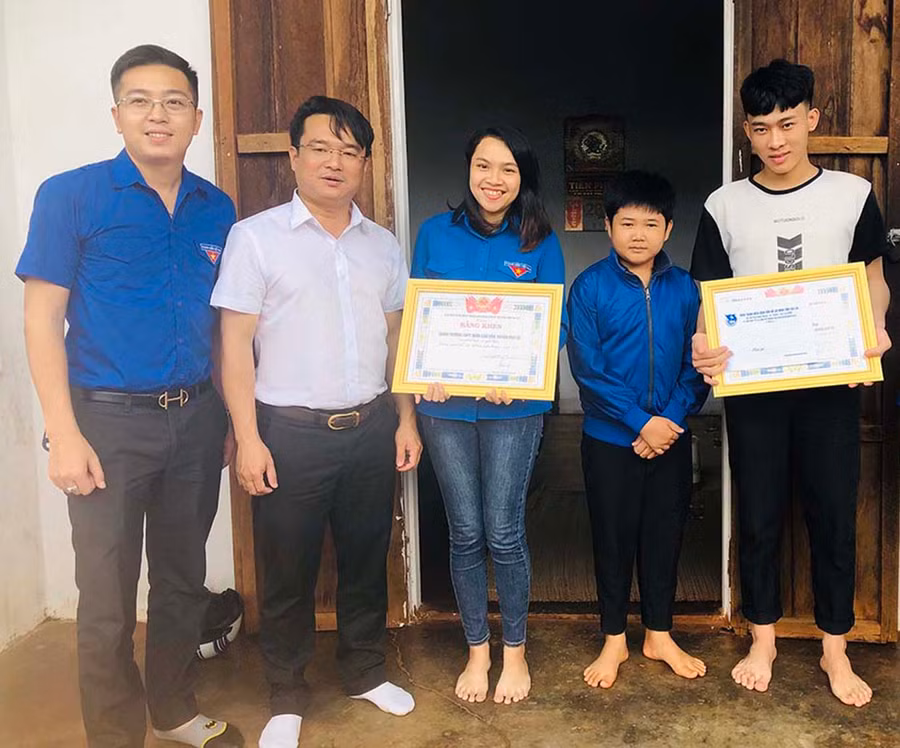  Em Trịnh Quang Toàn (bìa phải) được Ban Chấp hành Tỉnh Đoàn tặng bằng khen vì hành động đẹp. Ảnh: T.B