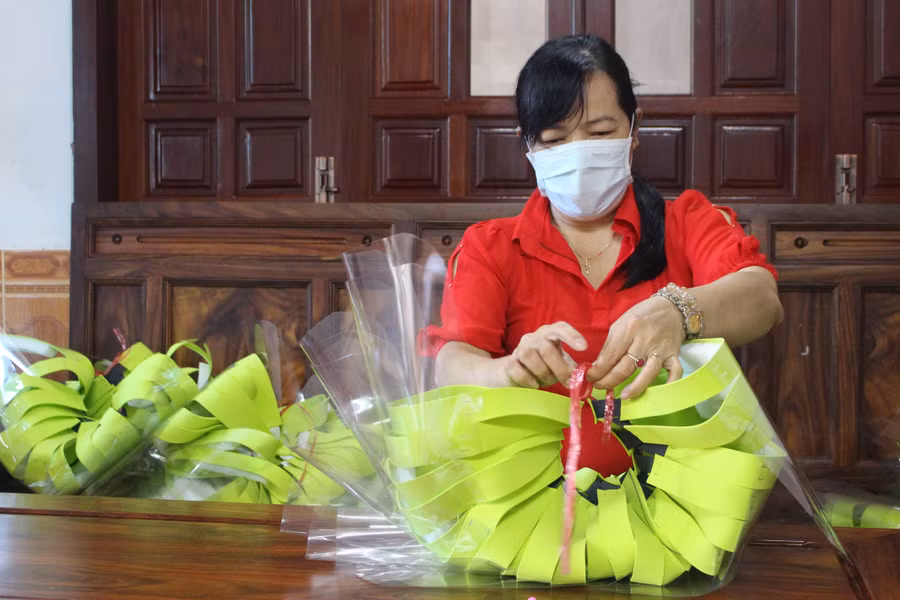 Những chiếc mũ ngăn giọt bắn phòng dịch được sắp xếp cẩn thận trước khi trao cho các bệnh viện. Ảnh: Nguyễn Giang