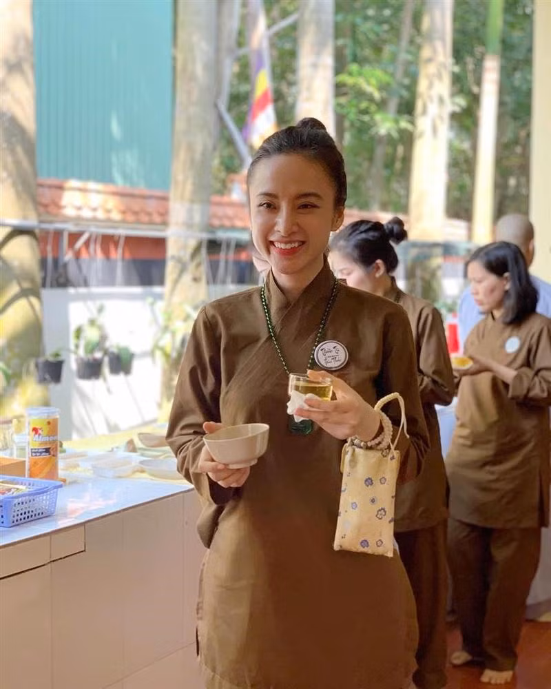 Angela Phương Trinh tích cực làm thiện nguyện. Ảnh: NSCC