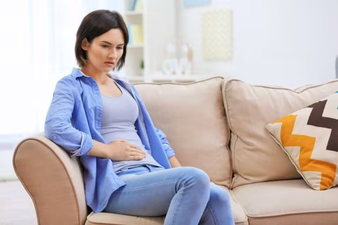 Nếu bạn nhận thấy đau bụng bất thường, chướng bụng nhiều hơn hoặc cảm thấy siêu no ngay cả khi bạn hầu như không ăn gì, thì chớ nên bỏ qua. SHUTTERSTOCK