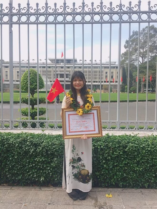 Hồng Thúy được tuyên dương Sinh viên 5 tốt cấp T.Ư 2 năm liên tiếp 2018 và 2019 ẢNH NVCC