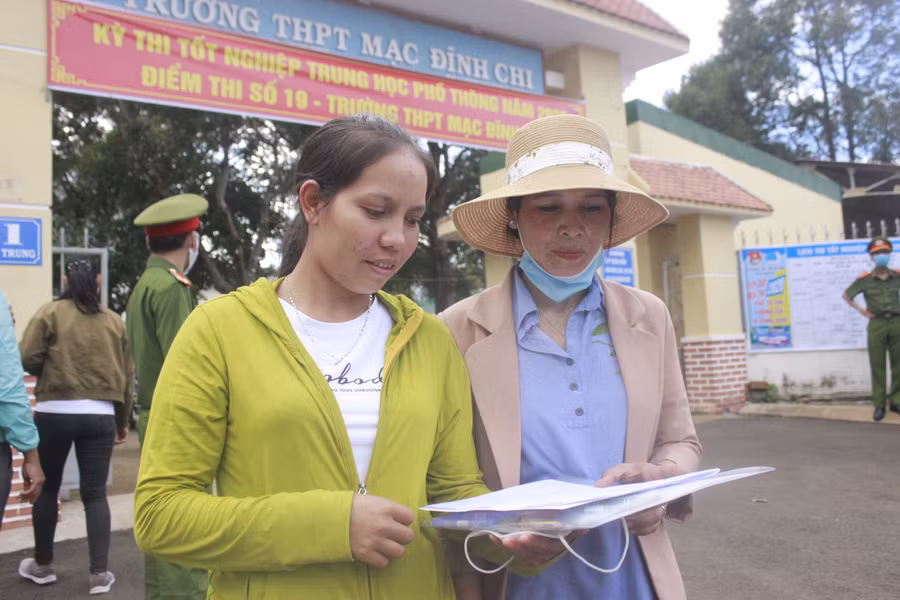 Hai chị em Kpah Blai (bên trái) và Siu H’Ngen là những thí sinh lớn tuổi tại điểm thi Trường THPT Mạc Đĩnh Chi (huyện Chư Pah). Ảnh: Ngọc Thu Hai chị em Kpah Blai (bên trái) và Siu H’Ngen là những thí sinh lớn tuổi tại điểm thi Trường THPT Mạc Đĩnh Chi (huyện Chư Pah). Ảnh: Ngọc Thu