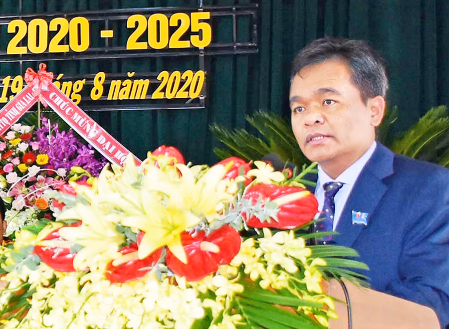 Đồng chí Hồ Văn Niên-Ủy viên dự khuyết Ban Chấp hành Trung ương Đảng, Bí thư Tỉnh ủy, Trưởng đoàn đại biểu Quốc hội tỉnh phát biểu chỉ đạo tại Đại hội đại biểu Đảng bộ huyện Ia Pa nhiệm kỳ 2020-2025. Ảnh: Vũ Chi Đồng chí Hồ Văn Niên-Ủy viên dự khuyết Ban Chấp hành Trung ương Đảng, Bí thư Tỉnh ủy, Trưởng đoàn đại biểu Quốc hội tỉnh phát biểu chỉ đạo tại Đại hội đại biểu Đảng bộ huyện Ia Pa nhiệm kỳ 2020-2025. Ảnh: V.C