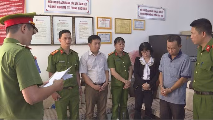 Cơ quan công an đọc lệnh bắt tạm giam 4 cán bộ ngân hàng