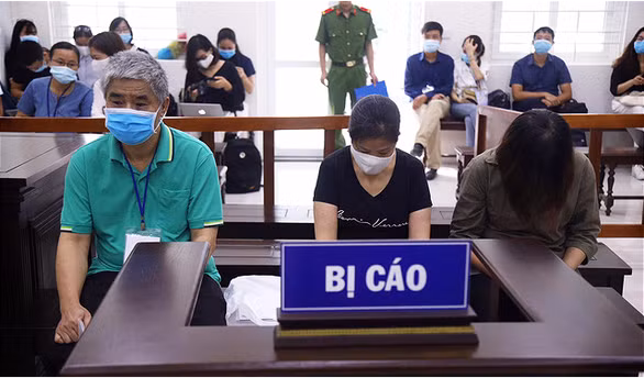  Ba bị cáo Nguyễn Bích Quy, Doãn Quý Phiến và Nguyễn Thị Thủy tại phiên tòa sáng 11-8 - Ảnh: DANH TRỌNG