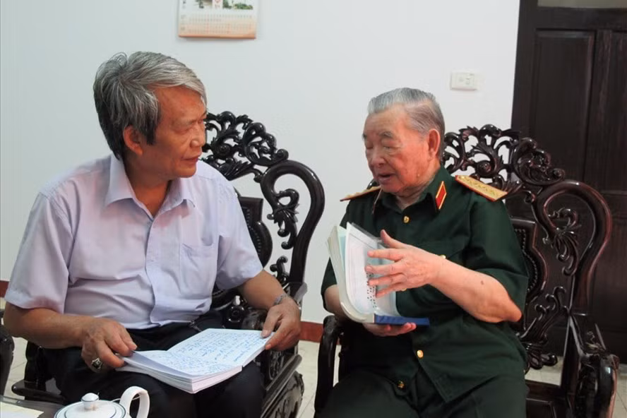 Đại tướng Nguyễn Quyết và tác giả bài viết. Ảnh tư liệu Đại tướng Nguyễn Quyết và tác giả bài viết. Ảnh tư liệu