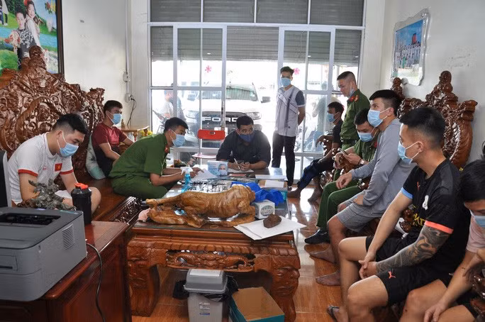 Lực lượng công an bắt giữ các đối tượng