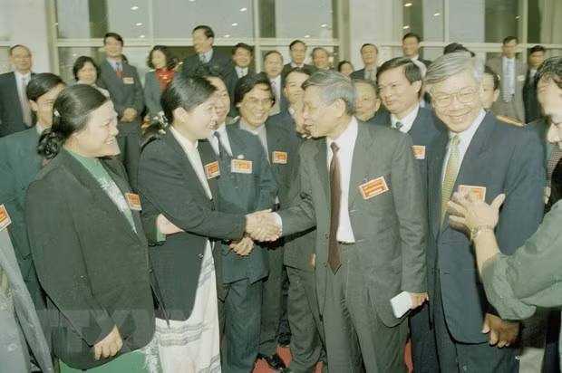 Tổng Bí thư Lê Khả Phiêu nói chuyện với các đại biểu dự Đại hội đại biểu Đảng bộ thành phố Hà Nội lần thứ XIII, nhiệm kỳ 2000-2005. (Ảnh: Cao Phong/TTXVN) Tổng Bí thư Lê Khả Phiêu nói chuyện với các đại biểu dự Đại hội đại biểu Đảng bộ thành phố Hà Nội lần thứ XIII, nhiệm kỳ 2000-2005. (Ảnh: Cao Phong/TTXVN)