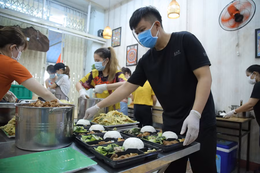 Người dân nấu cả ngàn suất cơm mỗi ngày tiếp sức các y bác sĩ và bệnh nhân - Ảnh: ĐOÀN CƯỜNG