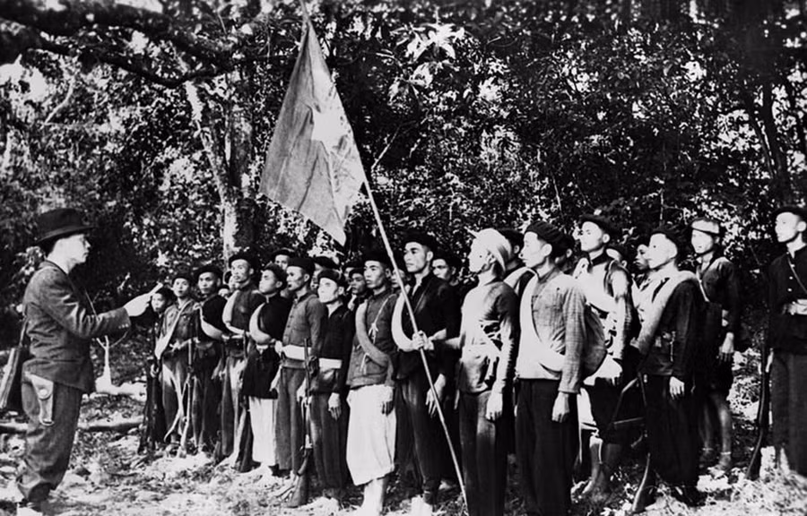 Ngày 22/12/1944, Đội Việt Nam Tuyên truyền Giải phóng quân được thành lập tại khu rừng Trần Hưng Đạo ở châu Nguyên Bình, tỉnh Cao Bằng, do đồng chí Võ Nguyên Giáp chỉ huy, trực tiếp tham gia chiến đấu bên cạnh các cơ sở, lực lượng dân quân ở các địa phương