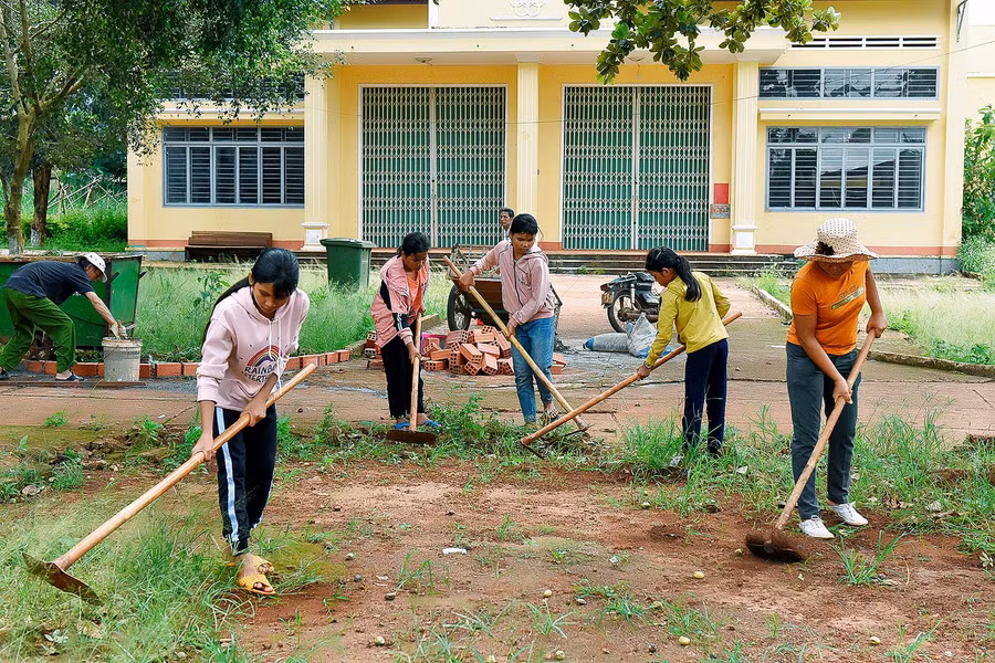 Các em học sinh trường dân tộc nội trú huyện Đăk Đoa lao động vệ sinh trường lớp chuẩn bị năm học mới. Năm học mới, nhà trường có 150 học sinh trong đó có 54 em được tuyển sinh vào lớp 6. Ảnh: Đức Thụy