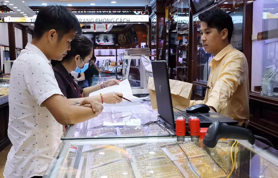 Khách mua bán vàng tại Công ty Kinh doanh vàng bạc Bảo Tín Minh Châu. (Ảnh: Trần Việt - TTXVN) Khách mua bán vàng tại Công ty Kinh doanh vàng bạc Bảo Tín Minh Châu. (Ảnh: Trần Việt - TTXVN)