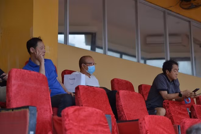Ê kíp của ông Park Hang-seo đi tuyển chọn cầu thủ tại V-League ẢNH: VY KHÁNH