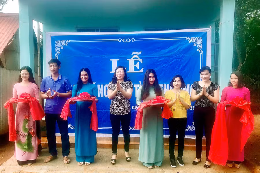 Lãnh đạo huyện Ia Grai cùng nhóm Tình nguyện Chung Tay Gia Lai cắt băng khánh thành bàn giao ngôi nhà cho gia đình ông Rơ Mah Hlên. Ảnh: Đức Thụy 