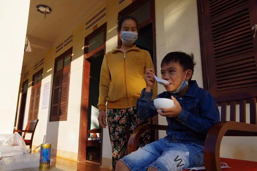 Những bữa cơm chứa đựng ân tình của lực lượng vũ trang tỉnh Gia Lai dành cho người dân trong khu cách ly y tế. (Ảnh: Hồng Điệp/TTXVN)