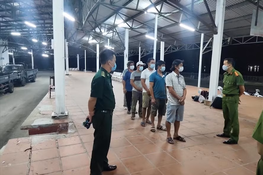 6 ngư dân tìm trách trốn cách ly tại thời điểm bị phát hiện. Ảnh: BĐBP 6 ngư dân tìm trách trốn cách ly tại thời điểm bị phát hiện. Ảnh: BĐBP