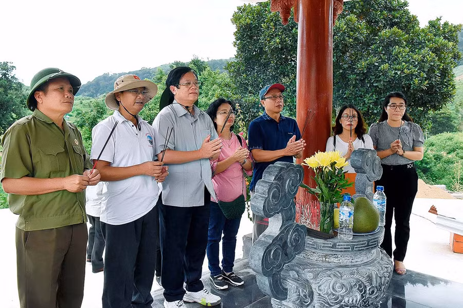  Các đồng chí nguyên là lãnh đạo các sở, ngành dâng hương tại nhà bia tưởng niệm Ban Kinh tài thuộc quân thể Khu Căn cứ cách mạng. Ảnh: Đức Thụy