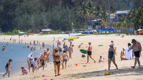 Ảnh chụp tại Phuket (Thái Lan) ngày 20-3 khi chưa đóng cửa. Điểm du lịch nổi danh của Thái Lan này đã phải đóng cửa vào giữa tháng 4, khi số ca mắc COVID-19 tăng cao - Ảnh: AFP/GETTY