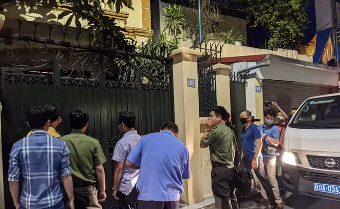 Khoảng 19 giờ 30 phút tối 28-8, 2 xe biển xanh đưa nhiều công an mặc sắc phục và đại diện VKS đã có mặt tại nhà ông Nguyễn Đức Chung