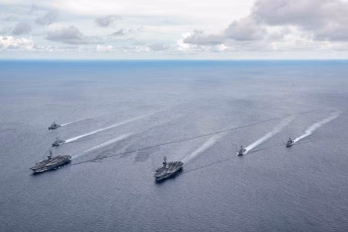 Nhóm tác chiến tàu sân bay Mỹ USS Nimitz và USS Ronald Reagan trong một chiến dịch đảm bảo tự do hàng hải trên biển Đông. Ảnh: EPA